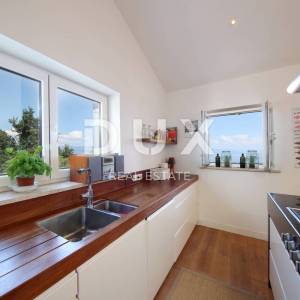 OPATIJA, LOVRAN - penthouse s bazenom, okućnicom i panoramskim pogledom