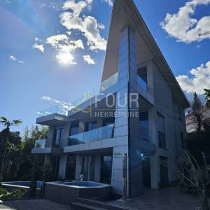 Opatija, luskuzna vila s bazenom, 100m od mora!