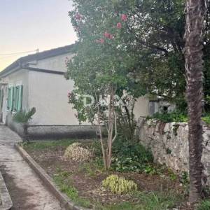 OPATIJA, MATULJI, CENTAR - samostojeća kuća + okućnica na odličnoj lokaciji! PRILIKA!