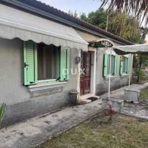OPATIJA, MATULJI, CENTAR - samostojeća kuća + okućnica na odličnoj lokaciji! PRILIKA!