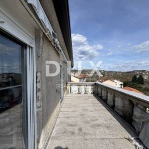 OPATIJA, MATULJI - dvojna kuća s pogledom na more s velikim potencijalom za život i investiciju u Kvarneru
