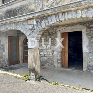 OPATIJA, MATULJI - dvojna kuća s pogledom na more s velikim potencijalom za život i investiciju u Kvarneru