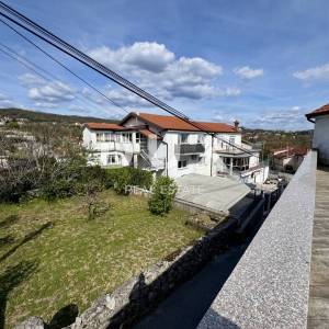 OPATIJA, MATULJI - dvojna kuća s pogledom na more s velikim potencijalom za život i investiciju u Kvarneru