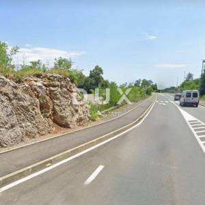OPATIJA, MATULJI - građevinsko zemljište 2100m2 u komercijalno-stambenoj zoni na frekventnoj poziciji za halu/ poslovnu zgradu ...