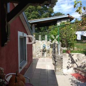 OPATIJA, MATULJI, JURDANI - kuća s garažom i 863 m2 okućnice!!! PRILIKA!!!