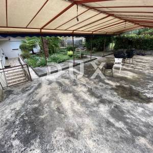 OPATIJA, MATULJI, JUŠIĆI - kuća sa 2 stana i 2 poslovna prostora + okućnica! PRILIKA!