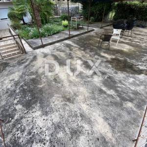 OPATIJA, MATULJI, JUŠIĆI - kuća sa 2 stana i 2 poslovna prostora + okućnica! PRILIKA!