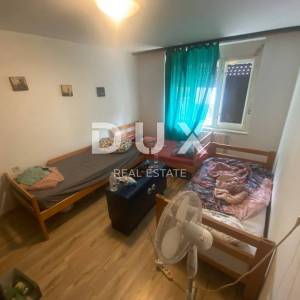 OPATIJA, MATULJI, JUŠIĆI - kuća sa 2 stana i 2 poslovna prostora + okućnica! PRILIKA!