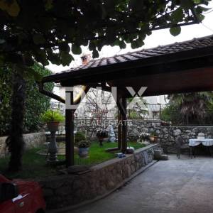 OPATIJA, MATULJI- kuća 400m2 s dvoetažnim stanom i dva apartmana + okućnica 710m2