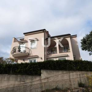 OPATIJA, MATULJI- kuća 405m2 s pogledom na more i bazenom + uređena okućnica 900m2