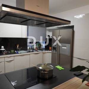 OPATIJA, MATULJI- kuća 405m2 s pogledom na more i bazenom + uređena okućnica 900m2