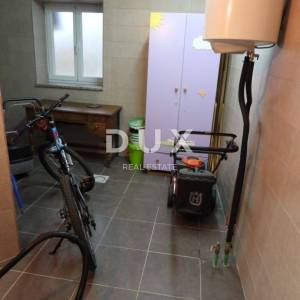 OPATIJA, MATULJI- kuća 405m2 s pogledom na more i bazenom + uređena okućnica 900m2