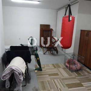 OPATIJA, MATULJI- kuća 405m2 s pogledom na more i bazenom + uređena okućnica 900m2
