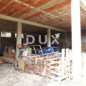 OPATIJA, MATULJI- kuća 420m2 + okućnica 1700m2 + pomoćna zgrada 160m2