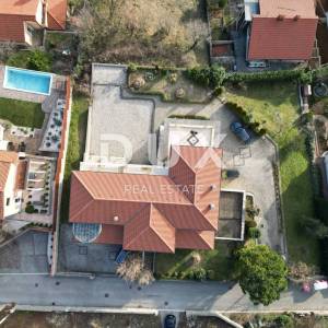 OPATIJA, MATULJI- villa s apartmanima 1000m2 s panoramskim pogledom na more + okućnica 2200m2