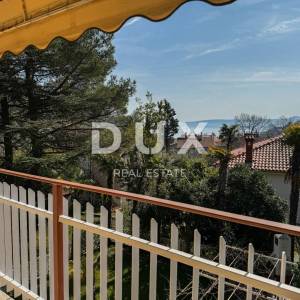 OPATIJA, MOŠĆENIČKA DRAGA – etaža kuće podijeljena na 3 apartmana samo 500 metara od plaže, vrhunska investicija za adaptaciju...