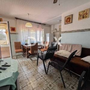 OPATIJA, MOŠĆENIČKA DRAGA – etaža kuće podijeljena na 3 apartmana samo 500 metara od plaže, vrhunska investicija za adaptaciju...