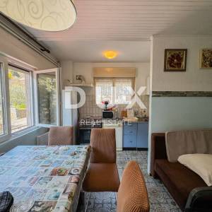 OPATIJA, MOŠĆENIČKA DRAGA – etaža kuće podijeljena na 3 apartmana samo 500 metara od plaže, vrhunska investicija za adaptaciju...