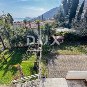 OPATIJA, MOŠĆENIČKA DRAGA – etaža kuće podijeljena na 3 apartmana samo 500 metara od plaže, vrhunska investicija za adaptaciju...
