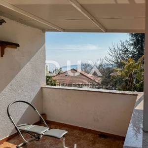 OPATIJA, MOŠĆENIČKA DRAGA – etaža kuće podijeljena na 3 apartmana samo 500 metara od plaže, vrhunska investicija za adaptaciju...