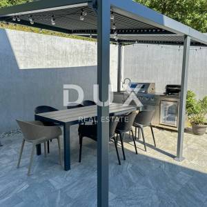 OPATIJA, MOŠĆENIČKA DRAGA – prekrasna vila s bazenom okružena zelenilom, samo 650 metara od plaže