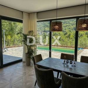 OPATIJA, MOŠĆENIČKA DRAGA – prekrasna vila s bazenom okružena zelenilom, samo 650 metara od plaže