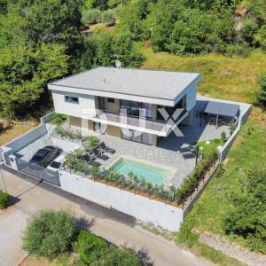 OPATIJA, MOŠĆENIČKA DRAGA – prekrasna vila s bazenom okružena zelenilom, samo 650 metara od plaže
