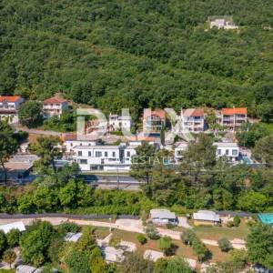 OPATIJA, MOŠĆENIČKA DRAGA – dvije nove vile s bazenom, 410m2 + 225m2 s vrtom, namještajem i wellnessom