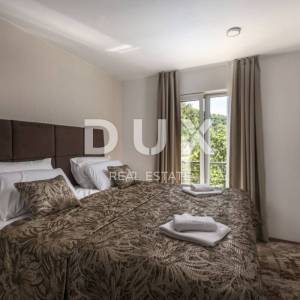 OPATIJA, MOŠĆENIČKA DRAGA – dvije nove vile s bazenom, 410m2 + 225m2 s vrtom, namještajem i wellnessom