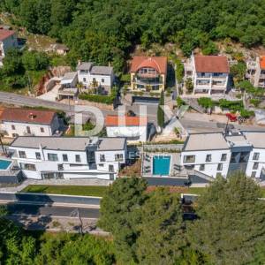 OPATIJA, MOŠĆENIČKA DRAGA – dvije nove vile s bazenom, 410m2 + 225m2 s vrtom, namještajem i wellnessom
