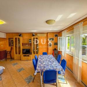 OPATIJA, MOŠĆENIČKA DRAGA - apartman s terasom u prizemlju kuće 4 minute pješice do plaže, GARAŽA!