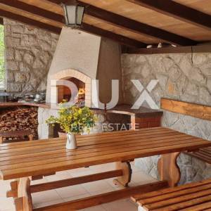 OPATIJA, OKOLICA- Obiteljska kuća s dva stana na parceli od 1800 m2