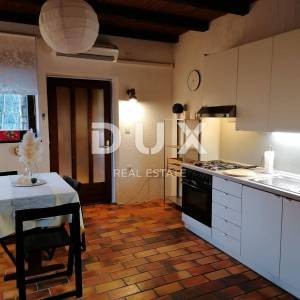 OPATIJA, OKOLICA- Obiteljska kuća s dva stana na parceli od 1800 m2