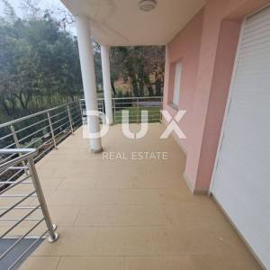 OPATIJA, OPRIĆ - apartmanska vila s 5 apartmana i bazenom