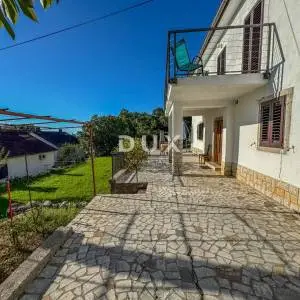 OPATIJA, OPRIĆ – kuća s prostranom okućnicom na mirnoj lokaciji, pogled na more