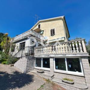 OPATIJA, OPRIĆ - obiteljska kuća s tri stambene jedinice na parceli od 1890 m2 
