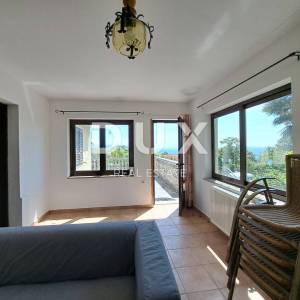 OPATIJA, OPRIĆ - obiteljska kuća s tri stambene jedinice na parceli od 1890 m2 