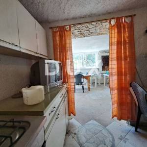 OPATIJA, OPRIĆ - obiteljska kuća s tri stambene jedinice na parceli od 1890 m2 