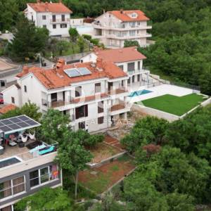 OPATIJA, PAVLOVAC, VOLOSKO - kuća/ zgrada 600m2 s 4 stana i s panoramskim pogledom na more + okoliš 1000m2