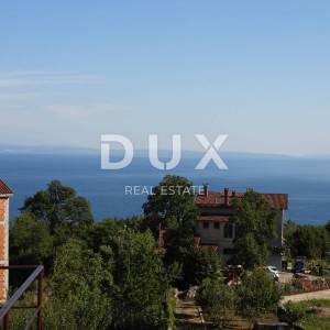 OPATIJA, POBRI - građevinski teren 1063m2 S GRAĐEVINSKOM DOZVOLOM!!! s pogledom na more za apartmane /  obiteljsku villu / kuću...