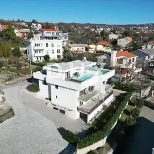 OPATIJA, POBRI - jedinstvena vila blizu Opatije s bazenom, panoramski pogled na more, novonamještena