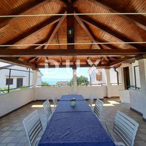 OPATIJA, POBRI-  održavana vila od 542m2 ogromnog potencijala s pogledom na more i okućnicom od 1200m2