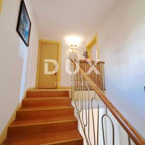 OPATIJA, POBRI-  održavana vila od 542m2 ogromnog potencijala s pogledom na more i okućnicom od 1200m2