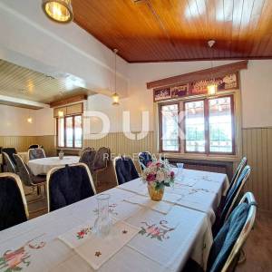 OPATIJA, POBRI-  održavana vila od 542m2 ogromnog potencijala s pogledom na more i okućnicom od 1200m2
