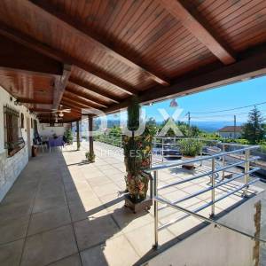 OPATIJA, POBRI-  održavana vila od 542m2 ogromnog potencijala s pogledom na more i okućnicom od 1200m2