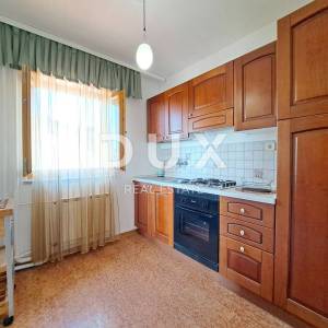 OPATIJA, POBRI-  održavana vila od 542m2 ogromnog potencijala s pogledom na more i okućnicom od 1200m2