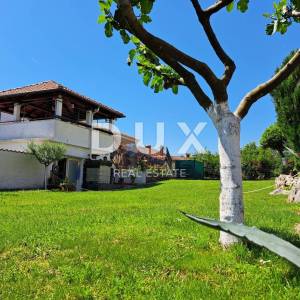 OPATIJA, POBRI-  održavana vila od 542m2 ogromnog potencijala s pogledom na more i okućnicom od 1200m2
