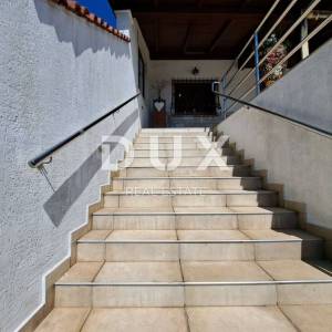 OPATIJA, POBRI-  održavana vila od 542m2 ogromnog potencijala s pogledom na more i okućnicom od 1200m2
