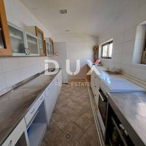 OPATIJA, POBRI-  održavana vila od 542m2 ogromnog potencijala s pogledom na more i okućnicom od 1200m2