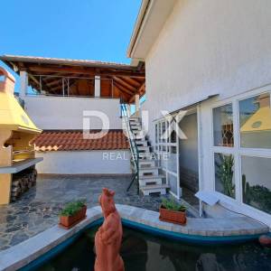 OPATIJA, POBRI-  održavana vila od 542m2 ogromnog potencijala s pogledom na more i okućnicom od 1200m2
